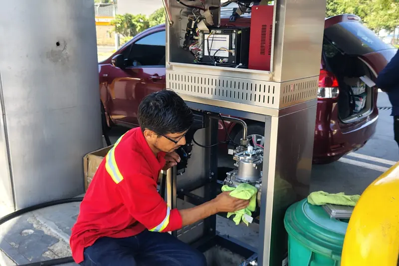 Técnico interviniendo la hidráulica interna de un surtidor abierto